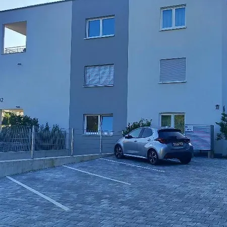 Stock Nr 6 דירה *